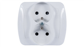 Simon Akord Gniazdo Podwójne Z/U 16A Ip20 Z Przesłoną Torów Białe Agz2z/11