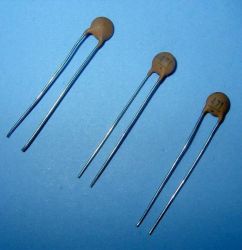 470pF KOND.CERAMICZNY 100SZT