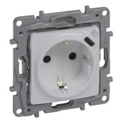 Niloe Selection Gniazdo 2p+z płaskie 16A 250V + USB typ c w plakietce (z przesłoną, zaciski automatyczne) perła 762496
