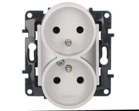 Niloe Step Gniazdo zasilające podwójne 2x2P+Z do ramek wielokrotnych, zaciski śrubowe, z przesłoną styków aluminium 863334