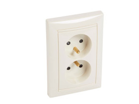 VALENA Gniazdo podwójne z uziemieniem z przesłonami krem 774178 LEGRAND