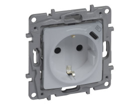 NILOE SELECTION Gniazdo pojedyncze z uziemieniem płaskie + USB typ C w plakietce aluminium 762196 LEGRAND