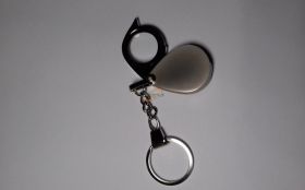 BRELOK DO KLUCZY Z LUPĄ