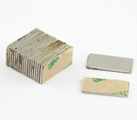 Magnes płytkowy neodymowy 20x10x1mm z klejem