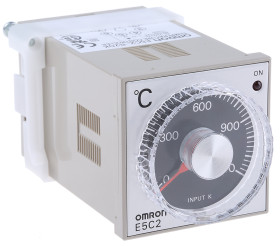 Regulator temperatury wł./wył. Omron Uz: 100 → 240 V AC wyjście Przekaźnik wejście Termopara typu K 48 x 48mm 0