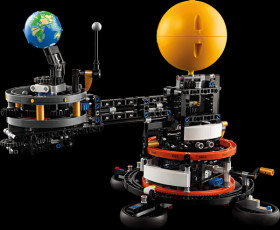 42179 LEGO® Technic Planet Earth and Moon in Orbit