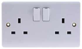 Gniazdo wtykowe podwójne Montaż wpuszczany z przełącznikiem kolor Biały W budynkach, 13A, IP20 230V ac