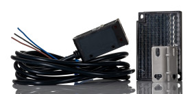 Czujniki fotoelektryczne Retrorefleksyjny w obudowie prostokątnej Omron NPN zakres 100 mm → 2 m. LED