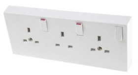 Gniazdo wtykowe potrójne natynkowe z przełącznikiem kolor Biały W budynkach, 13A, IP40 230V ac
