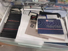 500 used 5.25" DD floppies with C64, Amiga or PC software