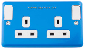 Gniazdo wtykowe Typ G - brytyjski Montaż wpuszczany MK Electric ścieżki: podwójne z przełącznikiem 13A