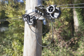 Mini @ Uchwyt odciągowy z trzpieniem dla kabli dropowych Ø 3-4 mm