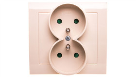 Kier Gniazdo Podwójne Z/U Z Przesłonami Beżowe Gp-2Wzp/01