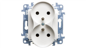 Simon 10 Gniazdo Podwójne Z/U Z Przesłonami Białe 16A 250V Ip20 Cgz2mz.01/11