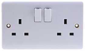 Gniazdo wtykowe Typ G - brytyjski Montaż wpuszczany RS PRO ścieżki: podwójne z przełącznikiem 13A Zacisk śrubowy