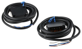 Czujniki fotoelektryczne w obudowie prostokątnej Omron z wyjściem przekaźnikowym zakres 40 m LED