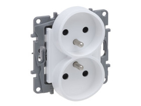NILOE SELECTION Gniazdo podwójne z uziemieniem do ramek wielokrotnych (z przesłoną, zaciski śrubowe) białe 762042 LEGRAND