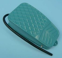 PRZEŁ.NOŻNY 10A/250V ON-(ON)