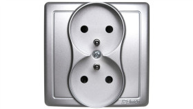 Simon Basic Gniazdo Wtyczkowe Podwójne Z Uziemieniem Kompletne Z Przesłonami...