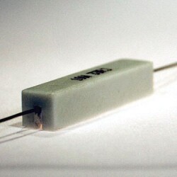 Rezystor ceramiczny SQP 10W 2K2 5