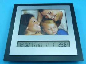 RAMKA Z ZEGAREM I KALENDARZEM 9x13cm