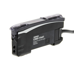 Wzmacniacz światłowodowy Omron PNP Z połączeniem przewodów Szyna DIN