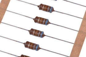 Cewka indukcyjna 680 μH 240mA Osiowe ±5% Wyprowadzenia osiowe Q: 30 2.8Ω Rdc rdzeń ferrytowy