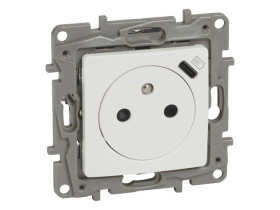 NILOE/NILOE SELECTION Gniazdo pojedyncze z uziemieniem płaskie + USB TYP C (Z PRZESŁONĄ, ZACISKI AUTOMATYCZNE) białe 764536 LEGR