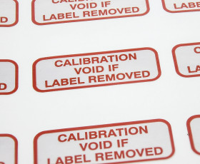 Etykieta czerwona z nadrukiem tekst Calibration Void Removed 140 szt. RS PRO Klej