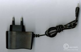 ZASILACZ IMPULSOWY 5V 0,5A WTYK 2,5/0,7 PROSTY MANTA TYP2 (ZASIMP05005A-MANT2)