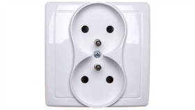 Simon Basic Gniazdo Podwójne Z/U 16A Ip20 Z Przesłoną Torów Białe Bmgz2z/11