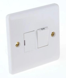 Gniazda i łączniki linii odgałęźnej i wyłącznikiem 13A Montaż ścienny