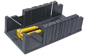 Skrzynka uciosowa plastikowa 320 x 120 x 75 mm z zaciskami 10A848