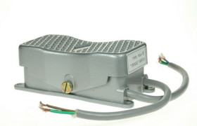 Przełącznik; nożny pedał; FS4; (ON)-OFF-(ON); monostabilny; z przewodem; 2 tory; 3 pozycje; dwustronny; bez osłony; 10A; 250V AC