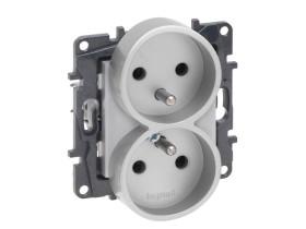 NILOE STEP Gniazdo podwójne z uziemieniem do ramek wielokrotnych zaciski śrubowe bez przesłony styków aluminium 863332 LEGRAND