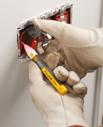 3611972 Fluke 2AC II: VoltAlert voltage tester