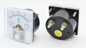 Analogowy woltomierz panelowy w kwadratowej obudowie 40Vdc