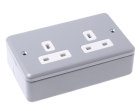 Gniazdo wtykowe Typ G - brytyjski natynkowe MK Electric ścieżki: podwójne 13A