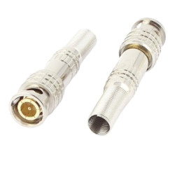 Wtyk BNC skręcany z odgiętką metalową.