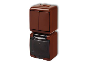 JUNIOR IP54 Wyłącznik podwójny świecznikowy z gniazdem pojedynczym z uziemieniem (klapka dymna: przesłony torów prądowych) brązo