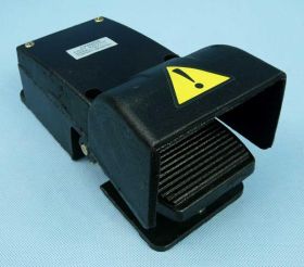 PRZEŁ.NOŻNY 10A/250V ON-(ON)