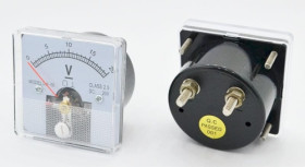 Analogowy woltomierz panelowy w kwadratowej obudowie 20Vdc