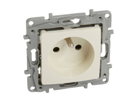 NILOE Gniazdo pojedyncze z uziemieniem zaciski śrubowe z przesłoną kremowe 764627 LEGRAND