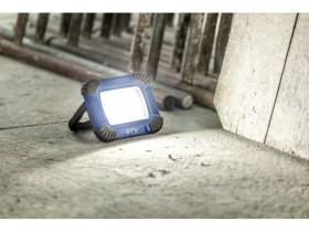 NA. Naświetlacz LED z akumu. ONYX 20W,16