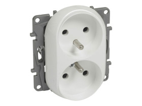 NILOE Gniazdo podwójne do ramek wielokrotnych bez przesłon zaciski śrubowe białe 764562 LEGRAND