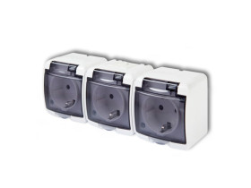 JUNIOR IP54 Gniazdo potrójne z uziemieniem z uziemieniem schuko (klapka dymna: bez przesłon) biały GHE-3sd KARLIK