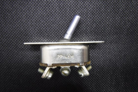 PP-45M Jednobiegunowy przełącznik przerzutowy 35A 28V