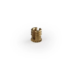 Tuleja mosiężna z gwintem M3 do montażu w podstawie OBI1