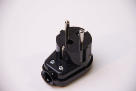 Wtyczka kątowa z uziemieniem IP20 16A WT-16U TIMEX czarna