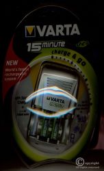 ŁADOWARKA SZYBKA 15-MINUTOWA CHARGE&GO (+2 AKUMULATORKI 15 MIN. AA 2000mAh)